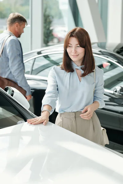 Glückliche Junge Elegante Brünette Frau Smart Casualwear Berühren Vorderen Teil — Stockfoto