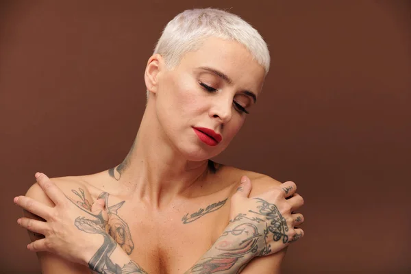 Naken Manlig Kvinna Med Tatueringar Händer Fingrar Axlar Och Hals — Stockfoto