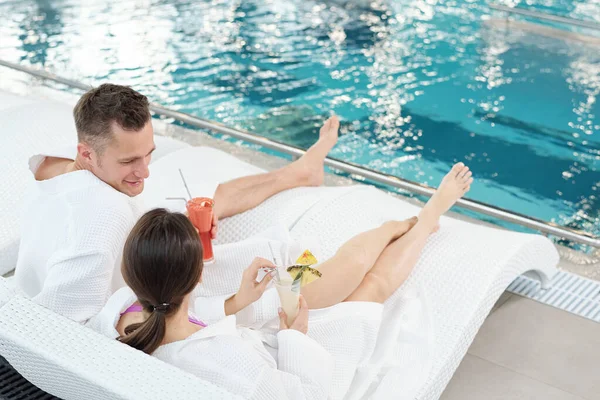 Happy Young Restful Couple White Bathrobes Chatting Having Cocktails While — Stock Photo, Image