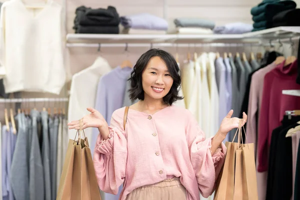 Jovem Mulher Alegre Shopaholic Casualwear Inteligente Segurando Dois Pacotes Grandes — Fotografia de Stock