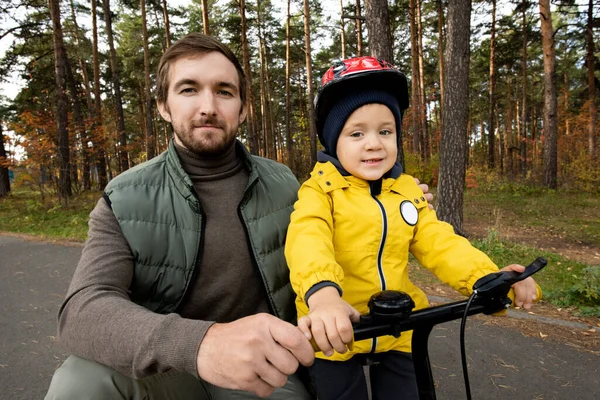 Young Happy Father Casualwear Squatting His Cute Little Son Safety — Stock Fotó