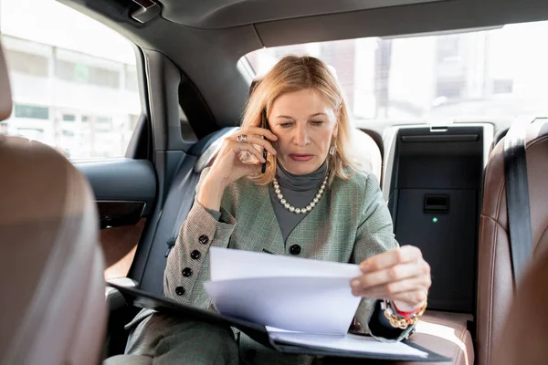 Volwassen Zakenvrouw Zitten Achterbank Van Taxi Taxi Bellen Zakenpartner Terwijl — Stockfoto