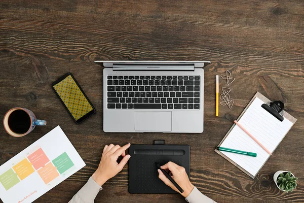 Flatlay Van Handen Van Hedendaagse Vrouwelijke Creatieve Ontwerper Zittend Aan — Stockfoto