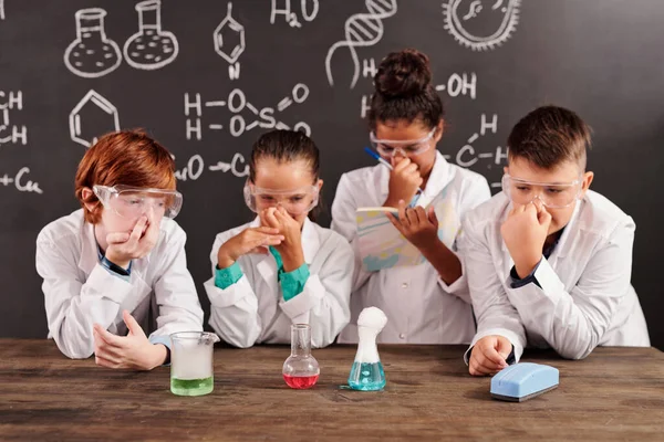 Koruyucu Gözlüklü Sevimli Okul Çocukları Burunlarını Tıkarken Aynı Zamanda Kimyasal — Stok fotoğraf