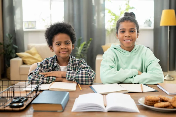 Happy Diligent Elementary Girl Boy Casualwear Sitting Table Living Room — Stock Fotó