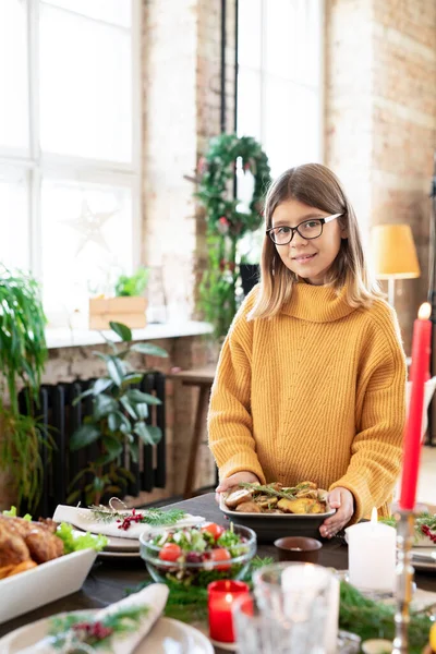 옆에서 안경을 소녀와 감자가 그릇을 노란색 스웨터 — 스톡 사진