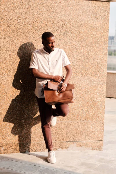 Young African Businessman Agent Smart Casualwear Holding Brown Leather Handbag — Stock Fotó