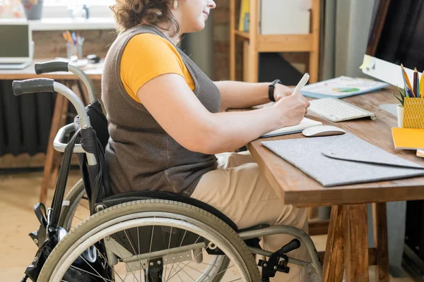 Νεαρή Γυναίκα Υπάλληλος Γραφείου Περιστασιακά Ενδύματα Που Κάθεται Αναπηρική Καρέκλα — Φωτογραφία Αρχείου