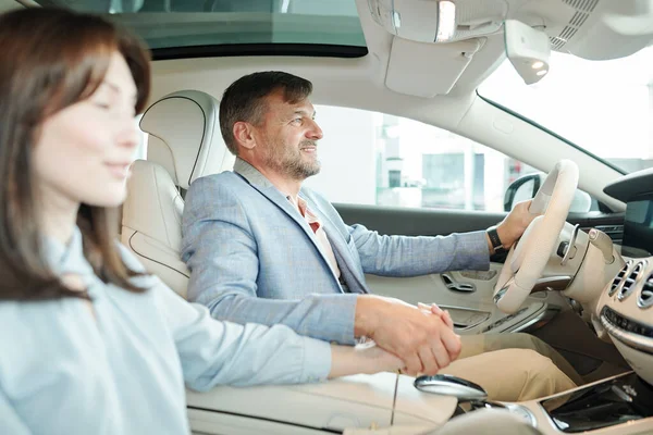 Rijpe Elegante Mannelijke Klant Van Hedendaagse Auto Centrum Houden Door — Stockfoto