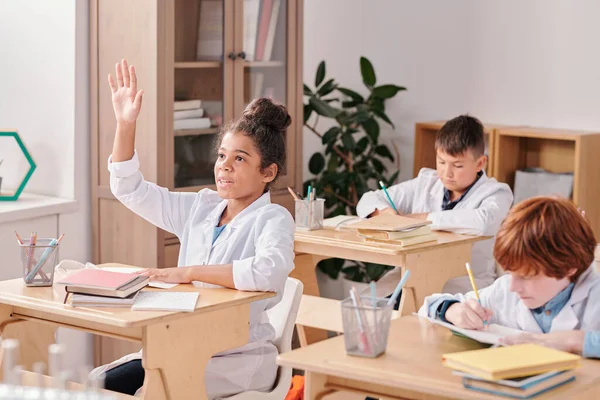 Blandad Ras Flicka Elementär Ålder Whitecoat Höja Handen För Att — Stockfoto