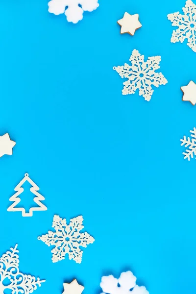 あなたの挨拶 広告テキストや青の背景にメッセージのためのコピースペースを囲む白い装飾的な雪片や木のフラットレイアウト — ストック写真