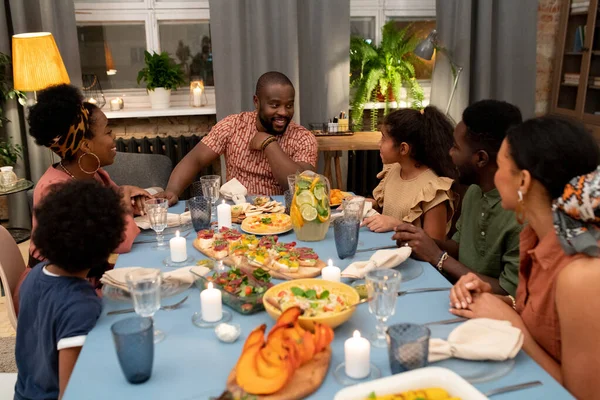 Felice Giovane Uomo Africano Guardando Sua Graziosa Figlia Parlando Con — Foto Stock