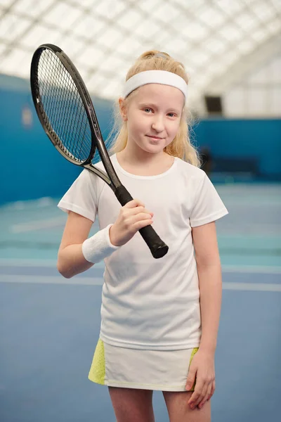 Modern Stadyum Ortamında Kameranın Önünde Dikilirken Sağ Omzunda Tenis Raketi — Stok fotoğraf