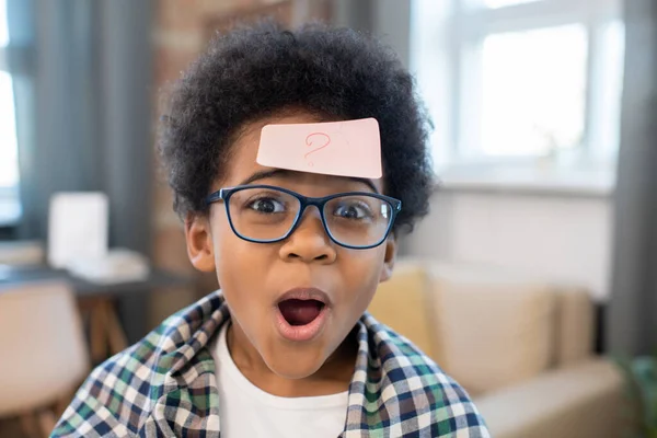 Schattig Gemengd Ras Jongen Met Notepaper Met Vraagteken Zijn Voorhoofd — Stockfoto