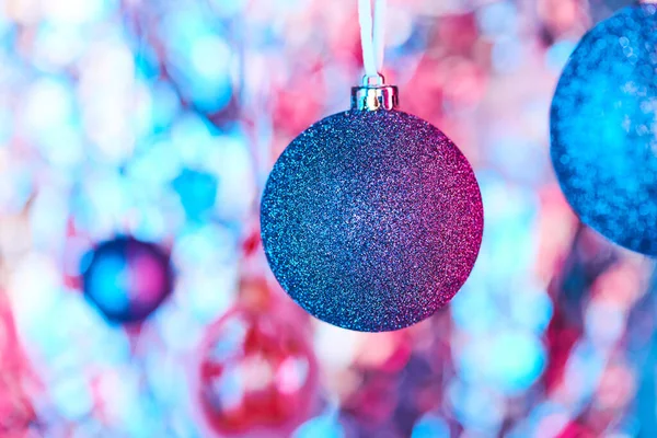 Blauwe Kerst Decoratie Bedekt Met Kleine Zilveren Glitters Opknoping Voorkant — Stockfoto