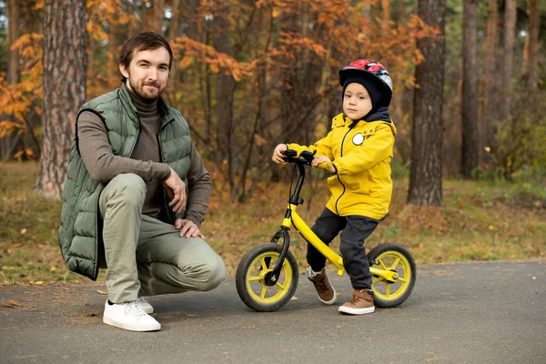 Feliz Joven Padre Cuclillas Por Adorable Hijo Pequeño Casco Seguridad — Foto de Stock