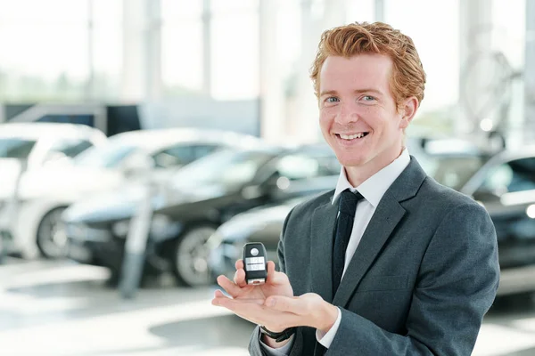 Junge Lächelnde Elegante Verkäufer Von Autos Auto Center Zeigt Dem — Stockfoto