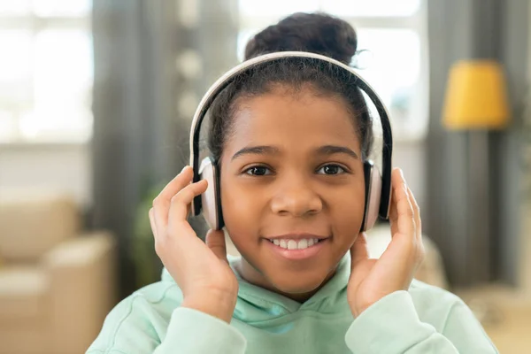 Cute Cheerful Girl African Ethnicity Headphones Listening Her Favorite Music — Fotografia de Stock