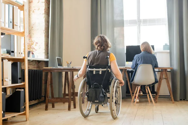 Tekerlekli Sandalyedeki Genç Bir Kadının Arkadaşının Çalıştığı Büyük Çağdaş Ofisteki — Stok fotoğraf