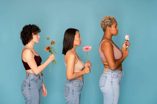 Seitenansicht Von Drei Jungen Interkulturellen Frauen Tanktops Und Blauen Jeans — Stockfoto