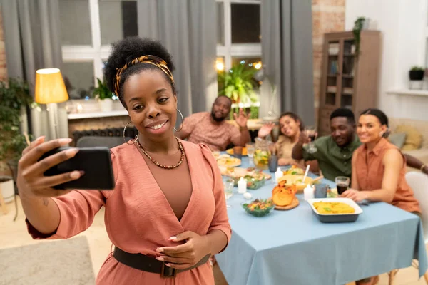 Glad Ung Afrikansk Kvinna Med Smartphone Gör Selfie Framför Kameran — Stockfoto