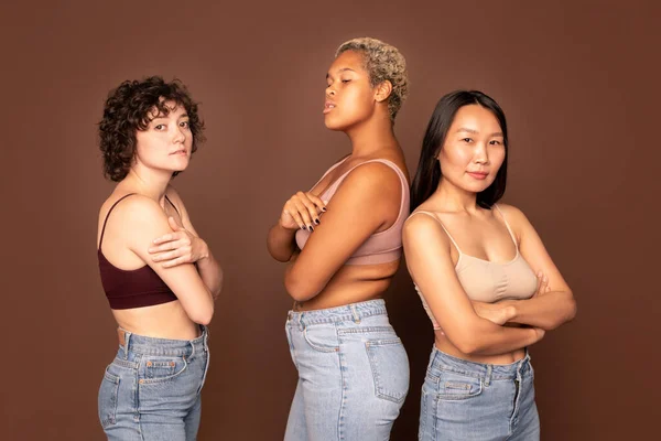 Gruppe Junger Schöner Frauen Tanktops Und Blauen Jeans Die Reihe — Stockfoto