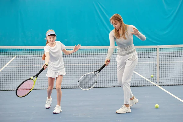 Junge Tennistrainerin Activwear Zeigt Teenie Mädchen Wie Man Schläger Benutzt — Stockfoto