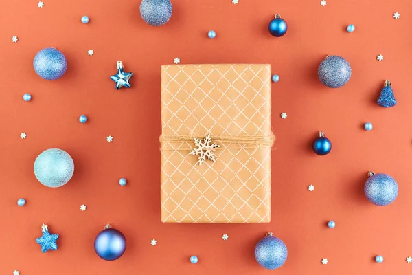 크리스마스 상자의 배치와 위에는 눈송이 파란색 장난감 별들로 둘러싸인 장식이 — 스톡 사진