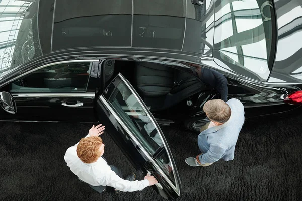 Visão Geral Jovem Gerente Auto Centro Contemporâneo Abrindo Porta Luxuoso — Fotografia de Stock