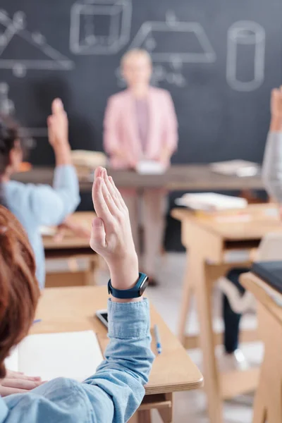 Brazos Escolares Listos Dispuestos Responder Pregunta Del Profesor Pie Frente — Foto de Stock