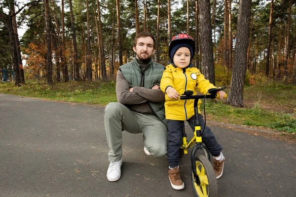 Genç Çapraz Silahlı Günlük Kıyafetlerle Gezen Bisikletli Şirin Oğlunun Yanında — Stok fotoğraf