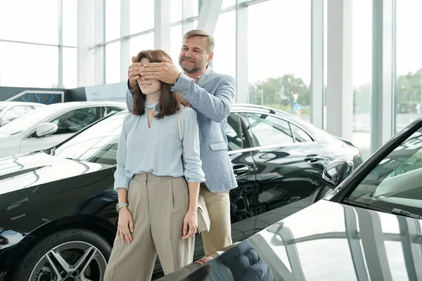 Gelukkig Volwassen Man Bedekken Ogen Van Zijn Vrouw Staan Tussen — Stockfoto