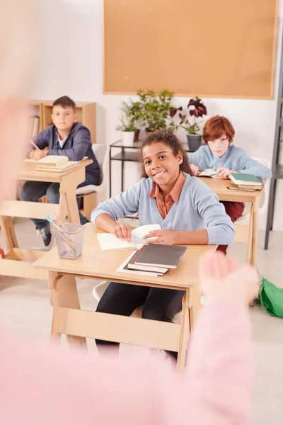 Boldog Interkulturális Diákok Alkalmi Viseletben Nézik Tanárt Hallgatják Miközben Asztaloknál — Stock Fotó