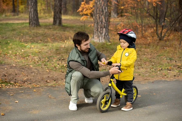 Молодой Отец Повседневной Одежде Проверяет Баланс Велосипеда Своего Милого Маленького — стоковое фото