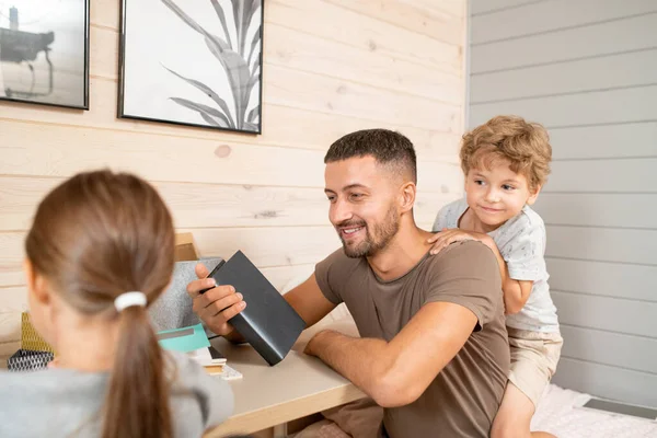 Söt Liten Pojke Omfamna Sin Far När Står Sängen Bakom — Stockfoto