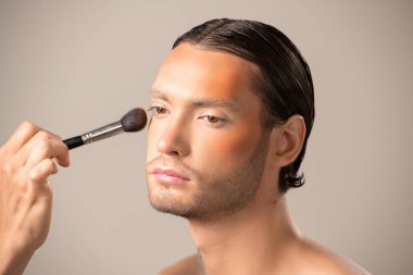 Kafasında yumuşak pamuk havlusu olan genç ve güzel bir kadın. Su toneri kullanıyor.