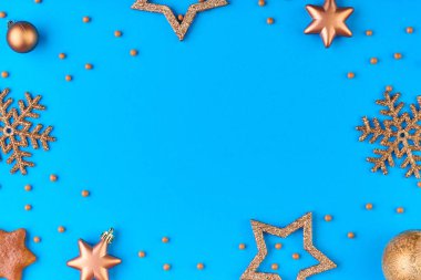 Dekoratif kar taneleri ve yıldızlarla çevrili metin, selamlama veya xmas duyurunuz için telif alanına sahip parlak mavi arkaplan