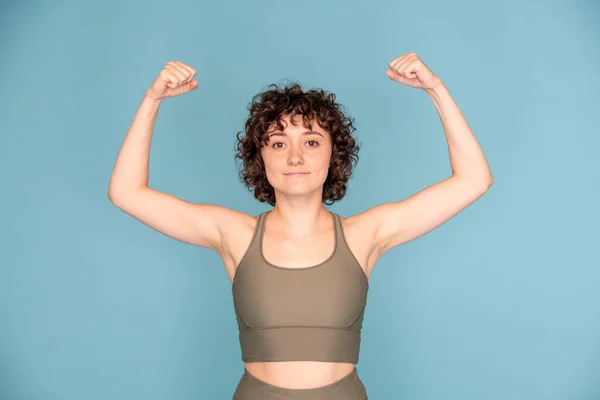 Joven Deportista Feliz Chándal Gris Mostrando Fuerza Mientras Está Pie —  Fotos de Stock