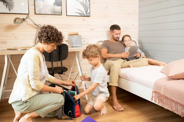 Jong Brunette Vrouw Helpen Haar Kleine Zoon Met Verpakking School — Stockfoto