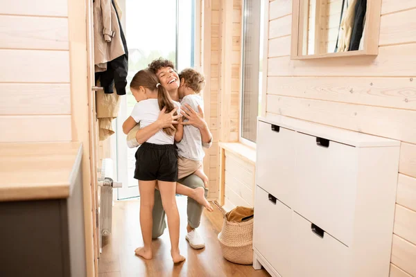 Heureuse Jeune Mère Affectueuse Embrassant Ses Petits Enfants Dans Couloir — Photo