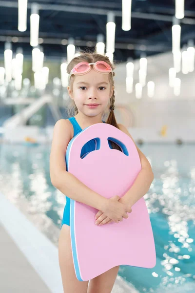 Cute Little Girl Strojach Kąpielowych Gogle Gospodarstwa Różowy Plastikowej Pływalni — Zdjęcie stockowe