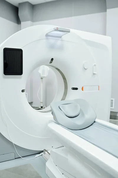 在当代诊所或医院的空医务室配备病人 屏风和其他部件的超音响机 — 图库照片