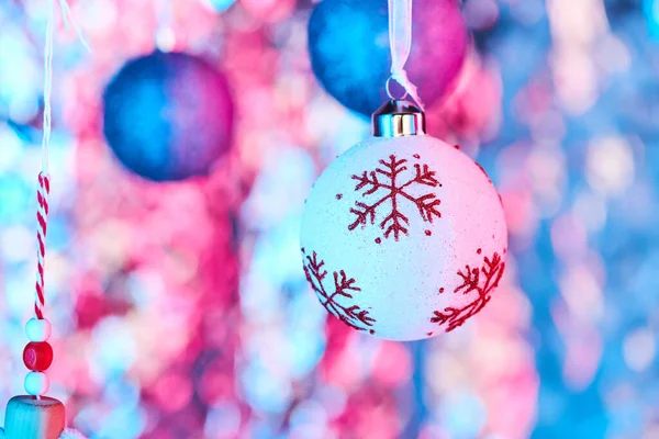 Weihnachtskugel Mit Roten Schneeflocken Und Blau Glitzernden Kugelförmigen Dekorationen Für — Stockfoto