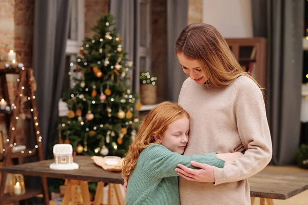 Adorabile Ragazza Con Lunghi Capelli Ondulati Zenzero Dando Abbraccio Sua — Foto Stock