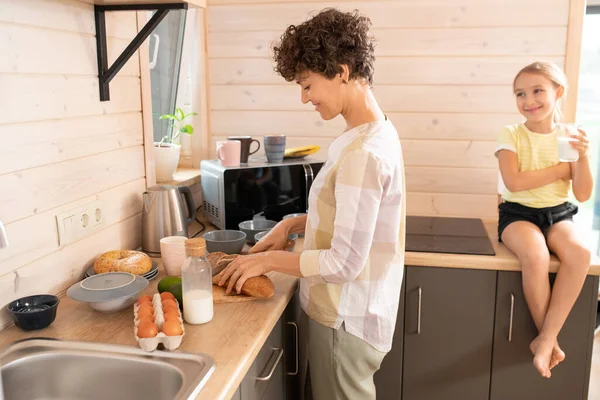 Happy Young Brunette Woman Casualwear Cutting Fresh Crusty Bread Breakfast — Stock Photo, Image