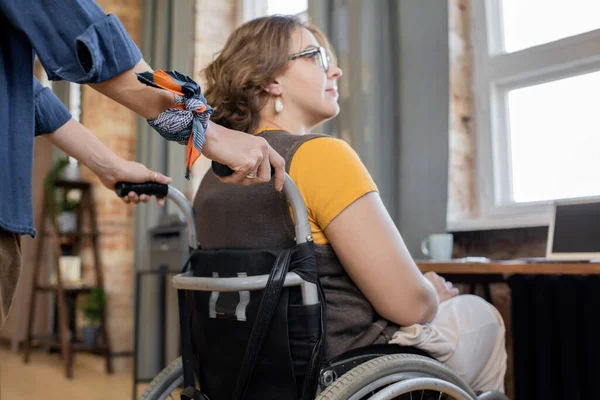 Руки Молодой Женщины Толкает Инвалидное Кресло Инвалидной Сестрой Другом Заботясь — стоковое фото