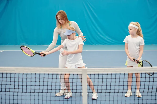Junge Tennistrainerin Activwear Hält Schläger Der Hand Eines Süßen Mädchens — Stockfoto