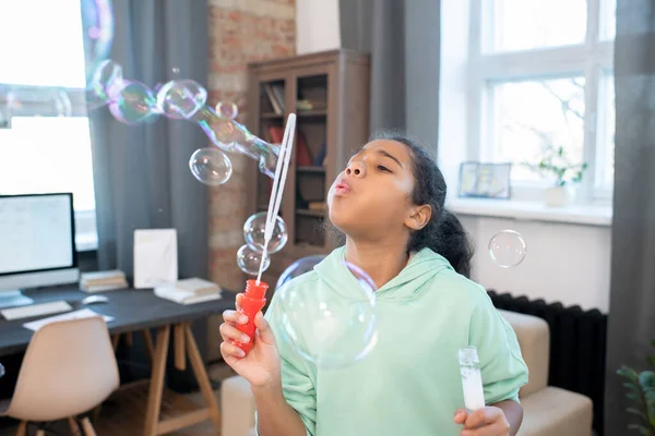 Schattig Meisje Casualwear Blazen Groep Zeepbellen Terwijl Staan Voorkant Van — Stockfoto