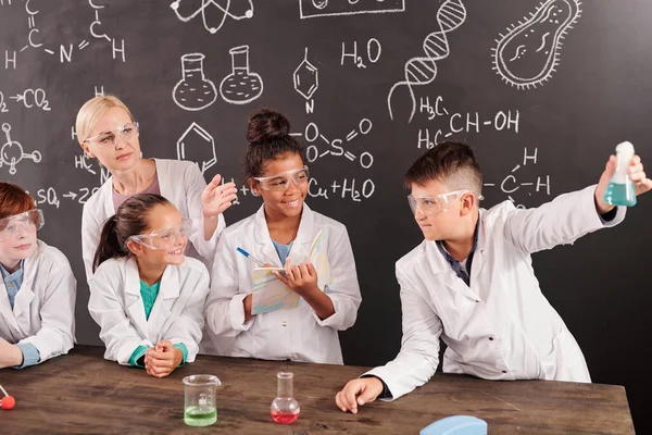 Profesor Rubio Tres Escolares Interculturales Mirando Reacción Química Mezcla Sustancias — Foto de Stock