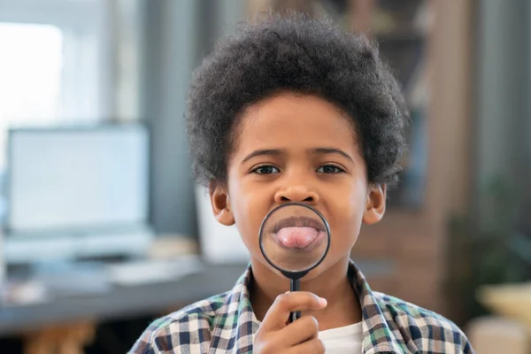 Adorable Schoolboy African Ethnicity Holding Magnifying Glass Front His Mouth — Foto Stock